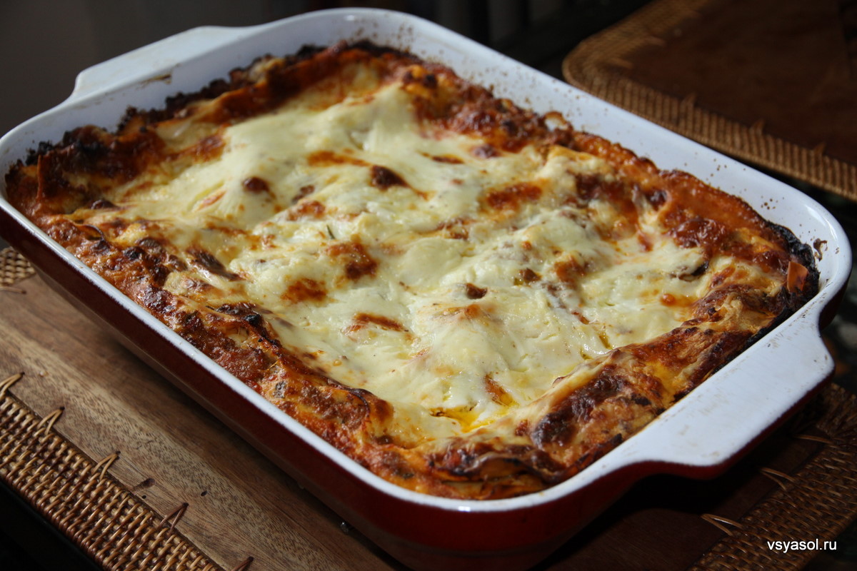 Приготовить лазанью в духовке. Lasagna в духовке. Лазанья под соусом бешамель. Лазанья в духовке фото. Лазанья с фаршем в духовке.